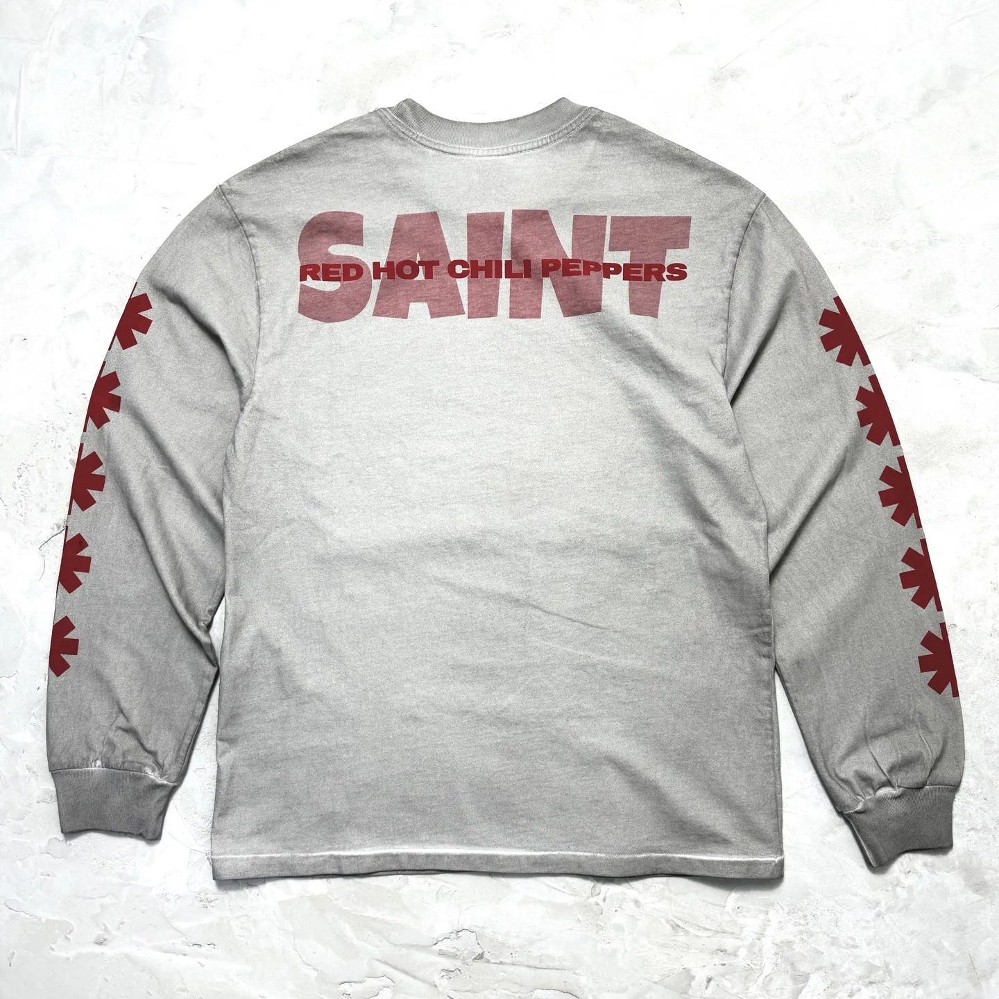 P158 # CTS-98 Saint 26SS RHCP Red Hot Chili Peppers co-branded long sleeves. Original washed 260g pure cotton fabric. Retro single-stitch heaven and earth stitch technology. Heavy Assut fermentation mill washing water. Invincible hand feel and texture. Size: S M L The most common and complex single-needle sewing process (commonly known as single-thread heaven and earth stitch) among vintage vintage brands such as Michael. White ink direct-injection printing is clear and delicate. Heavy distressed washing process. Special cement gray effect that can only be achieved by multiple washings. Absolutely invincible texture and feel. Perfectly achieves the natural retro high-end sense of vintage. Distinguishes the hard and uncomfortable garbage washing effect.